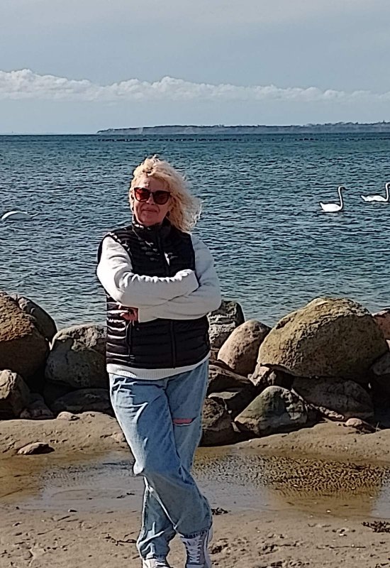 Elena • 56 • Sweden