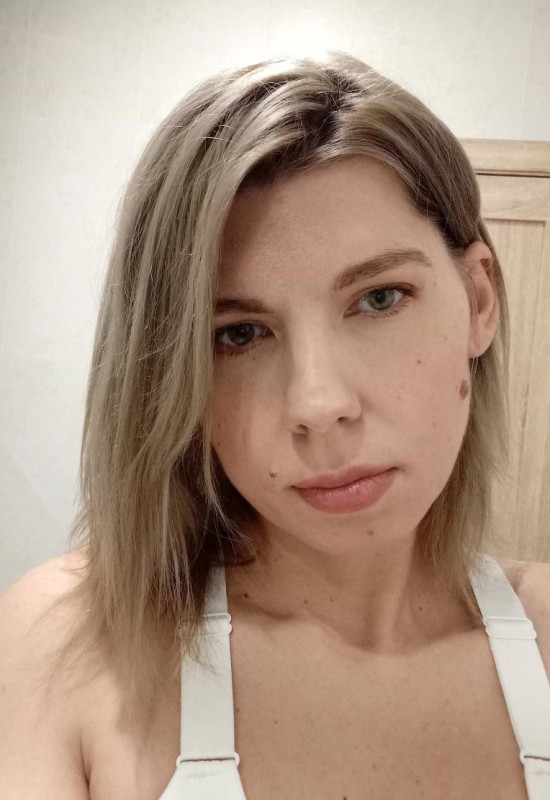 Elena • 40 • Russia