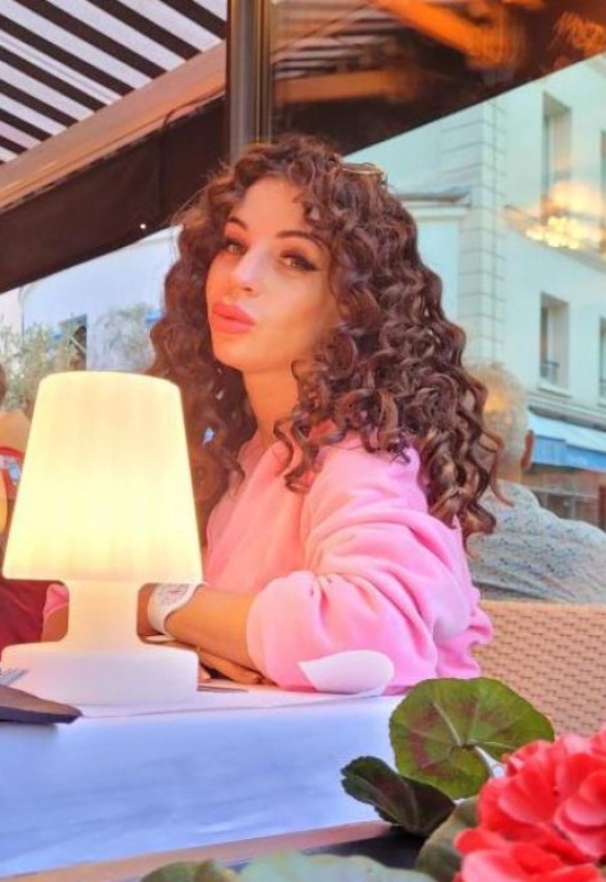 Yulia • 32 • France