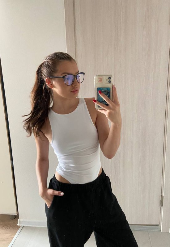 Mia • 25 • Suisse