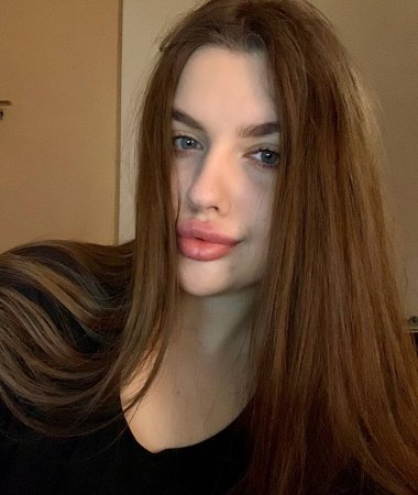 Julia, 23