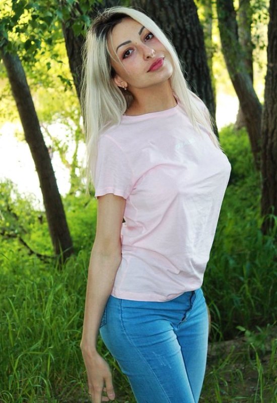 Polina • 32 • Australia