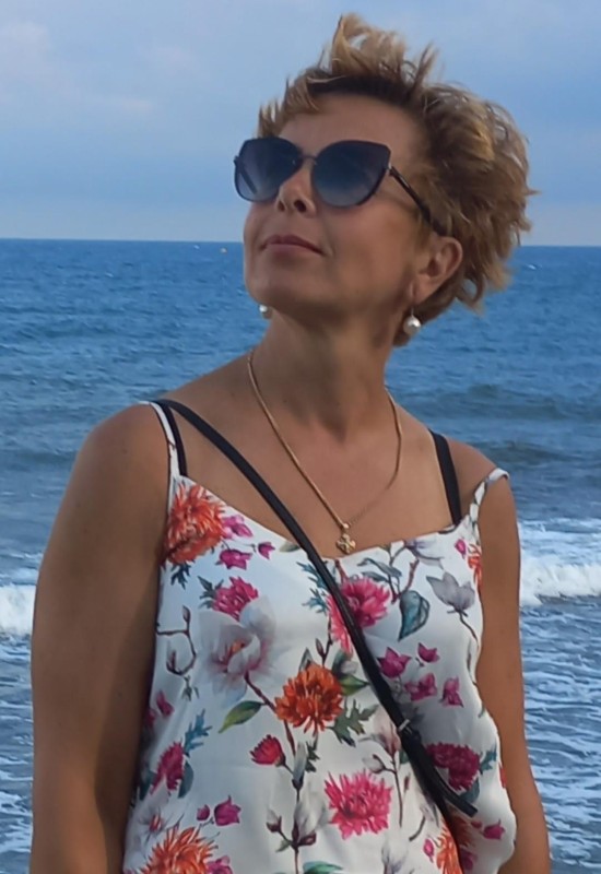 Elena • 50 • Ukraine