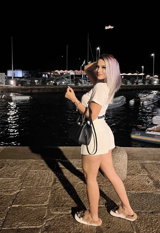 Karola • 26 • Hongrie