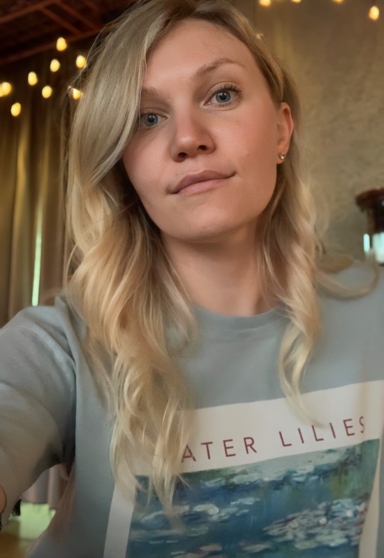 Nina • 40 • Russia