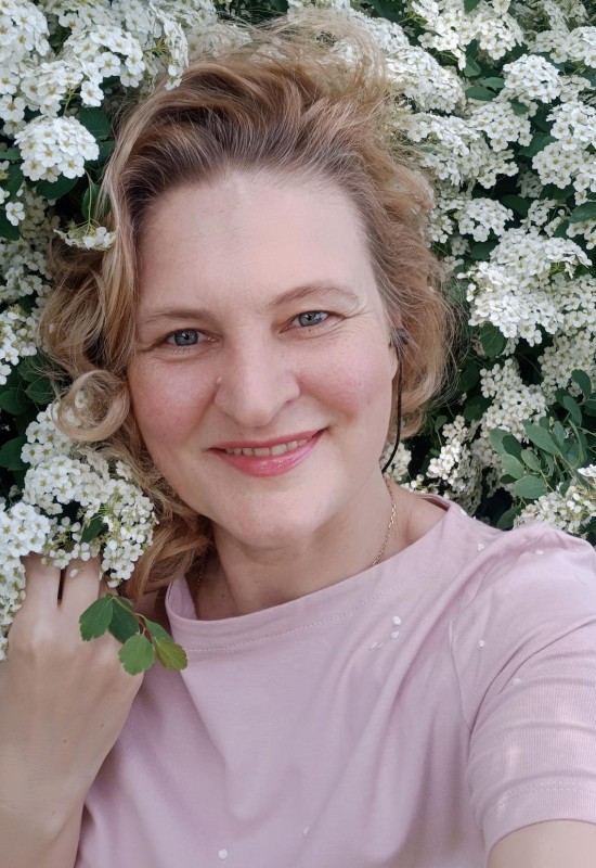 Olena • 47 • Ukraine 🇺🇦