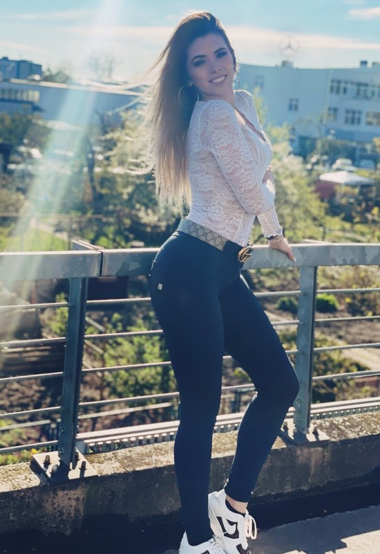 Irina • 36 • Ukraine 🇺🇦