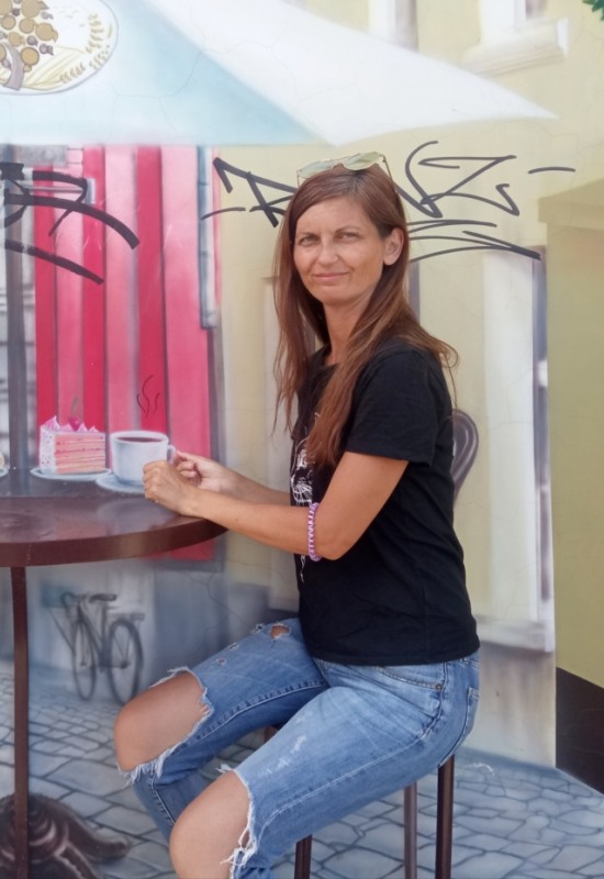 Yulia • 48 • Russie