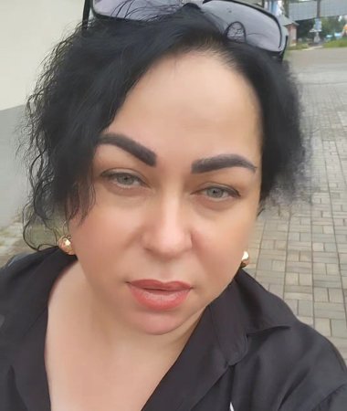 Oxana, 44