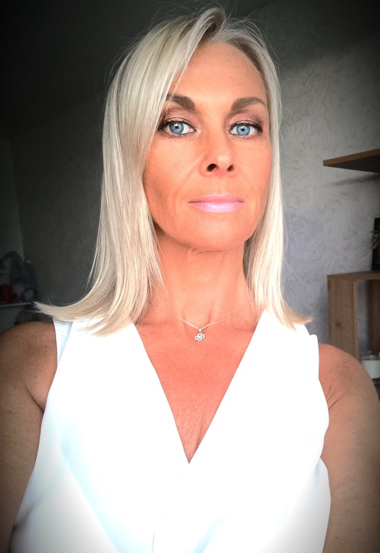 Olga • 49 • Франція