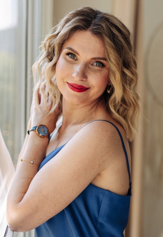 Elena • 47 • France