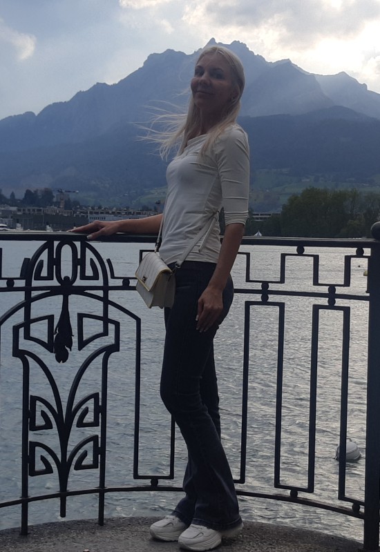 Anya • 45 • Russia