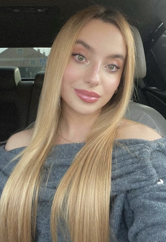 Julie • 41 • Switzerland