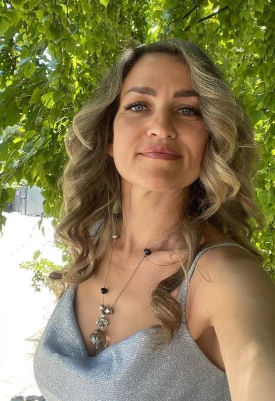 Olena • 36 • Ukraine