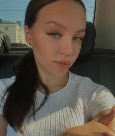 Vika, 24