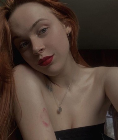 Alexandra, 25