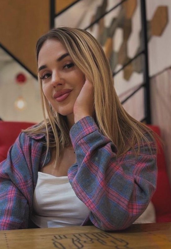 Olha • 24 • Ukraine 🇺🇦