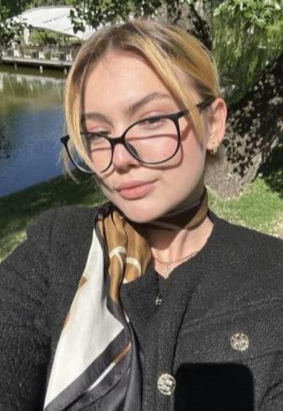 Amina • 33 • Ukraine