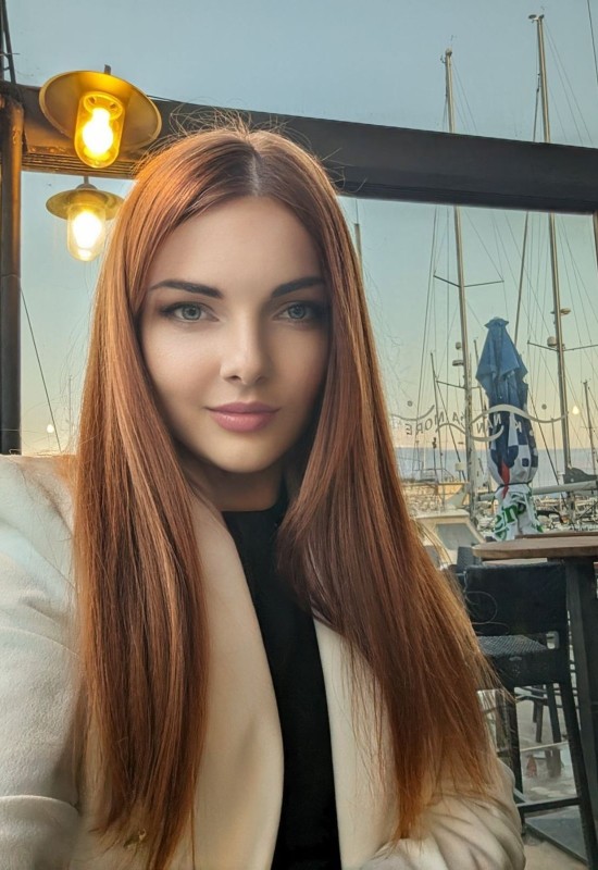 Yana • 33 • Ukraine