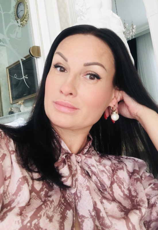 Yiulia • 49 • Russia