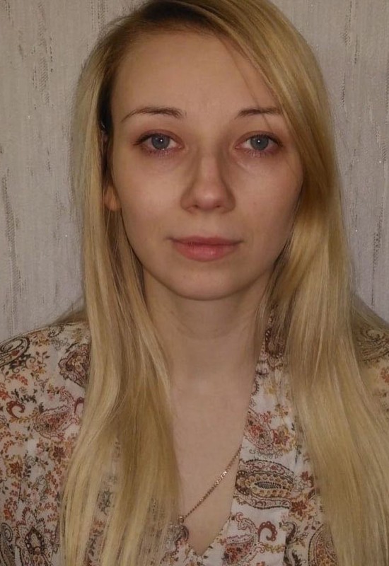 Elena • 38 • France