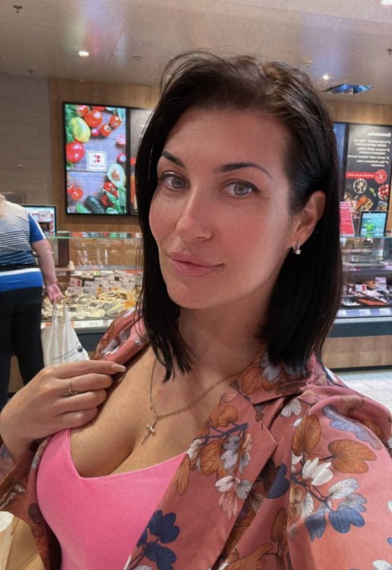 Julia • 42 • Ukraine