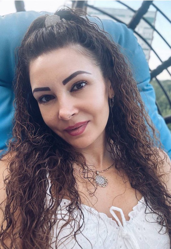 Alona • 44 • Ukraine