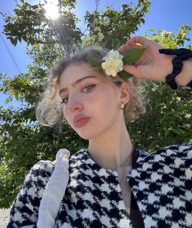 Yana, 20