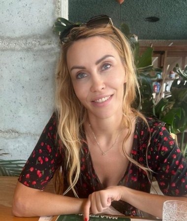 Anna, 37