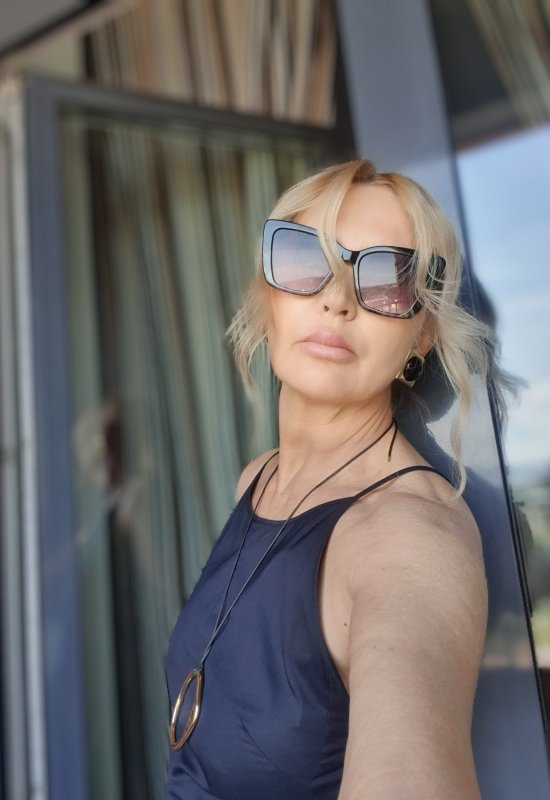 Elena • 61 • Russie