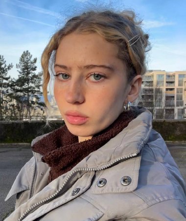 Yana, 26
