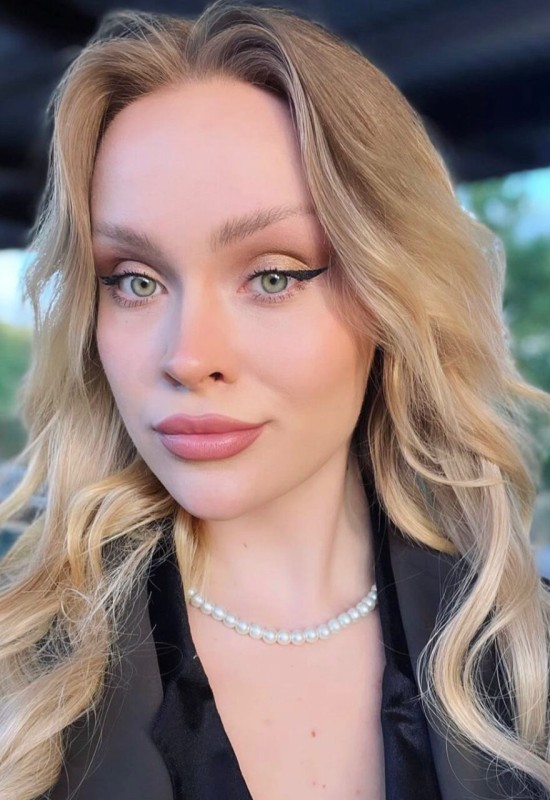 Lena • 28 • France