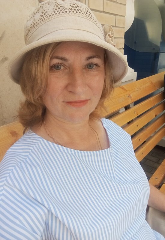 Elena • 55 • Russie