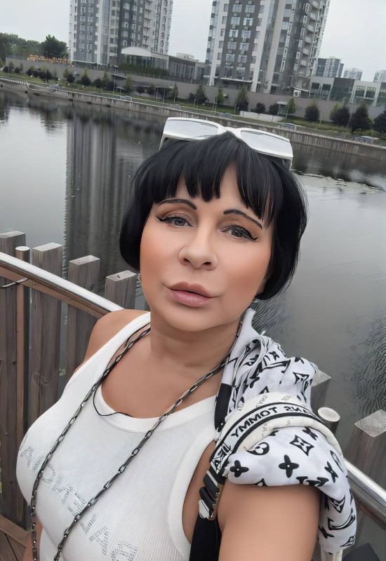 Oksana • 40 • Ukraine