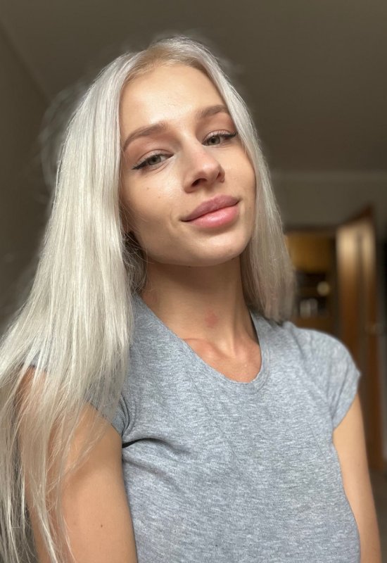 Yelena • 32 • Россия