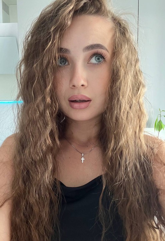 Milena • 26 • France