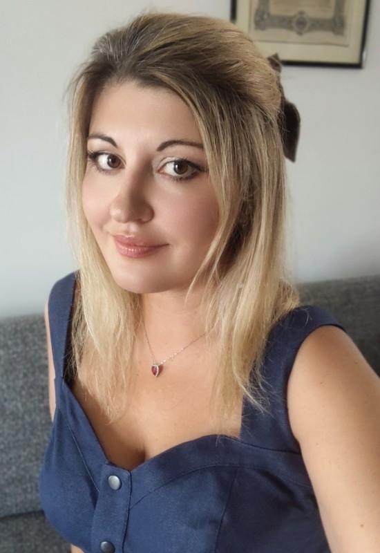 Yana • 37 • Russia