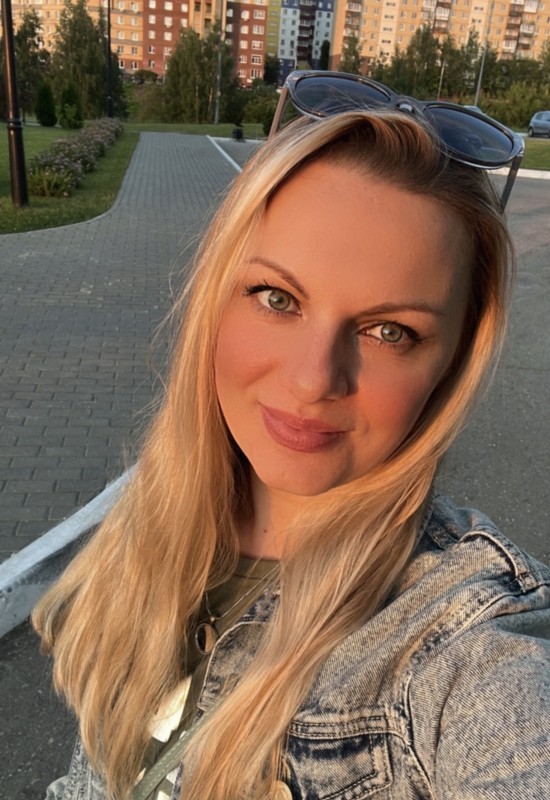 Julia • 39 • Russia