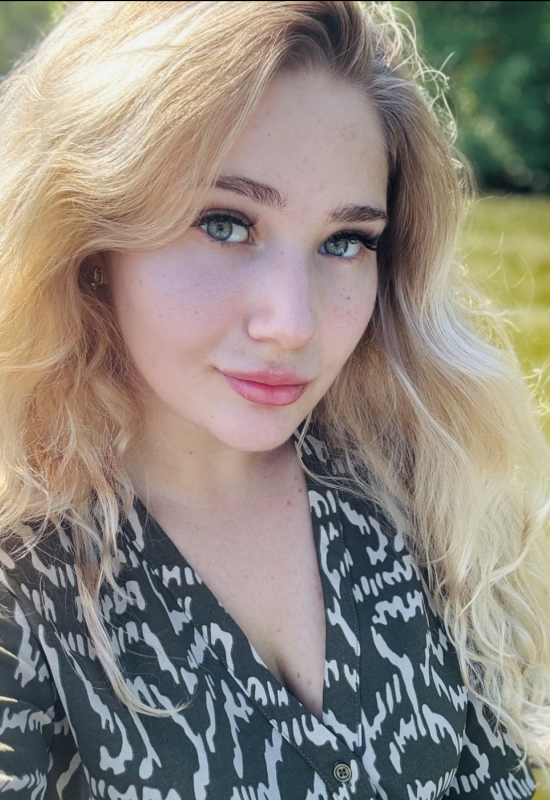 Ksenia • 22 • Saudi Arabia