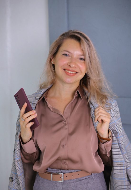 Elena • 37 • Czechia