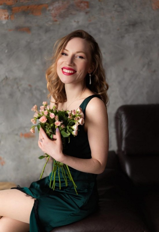 Elena • 37 • France