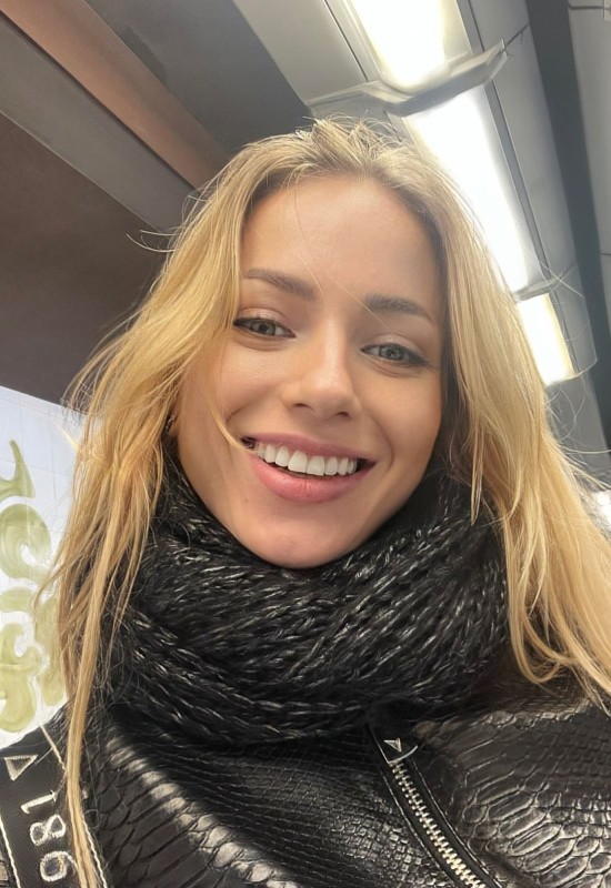 Elena • 40 • Франция