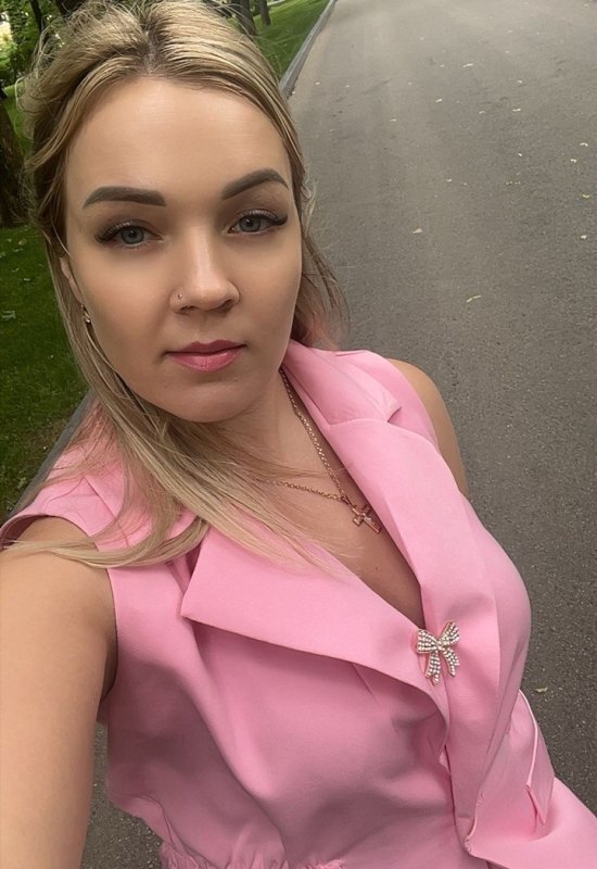 Irina • 36 • Ukraine 🇺🇦