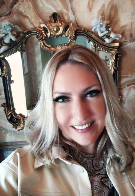 Anna • 45 • France