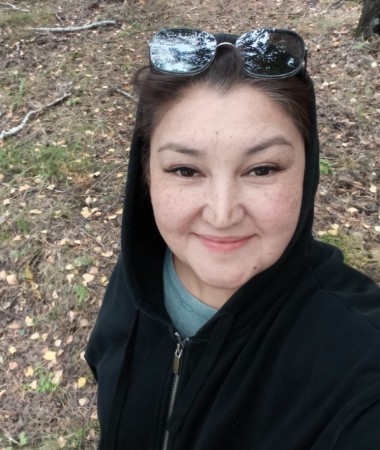 Mia, 44
