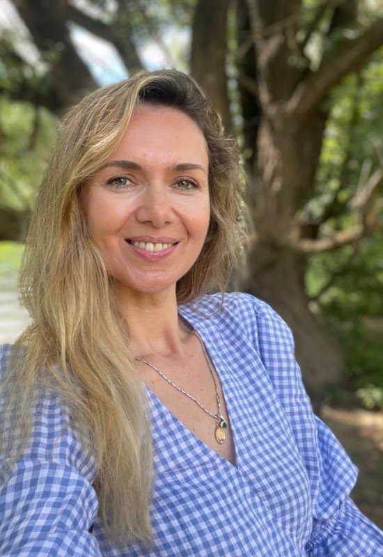 Natalia • 46 • France