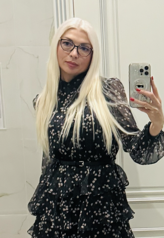 Luiza • 50 • Germany
