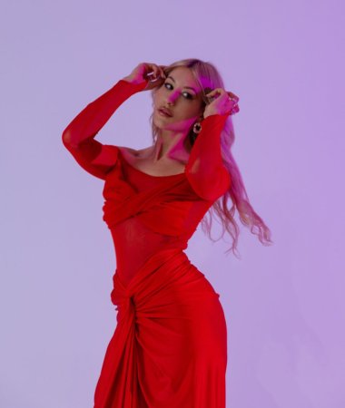Ina, 28