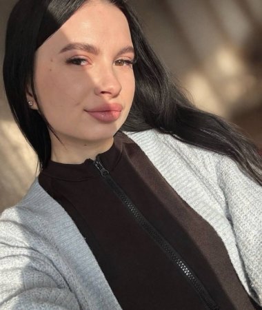 Viktoria, 25