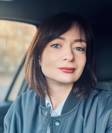Anna, 32